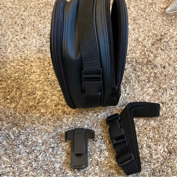 Bose noise canceling headphones case - Picture 7 of 7